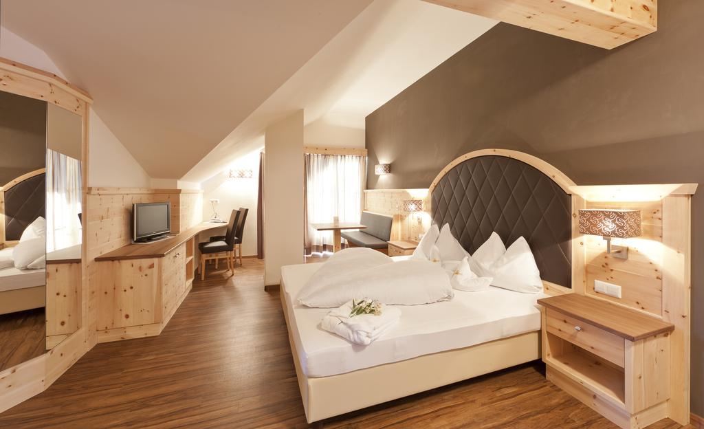 Hotel Am Sonneck Lagundo Esterno foto